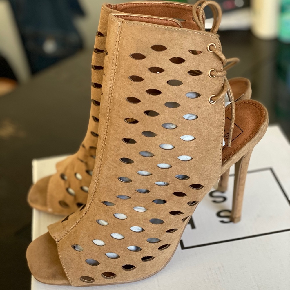 Shu shop Nude Heels